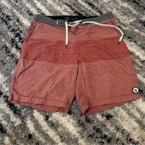 Vuori Board Shorts Men’s Size 32 Red & Gray with Tie